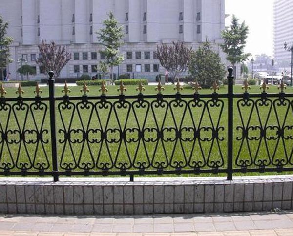 日常如何維護(hù)鐵藝護(hù)欄?讓其使用時(shí)間長(zhǎng)？